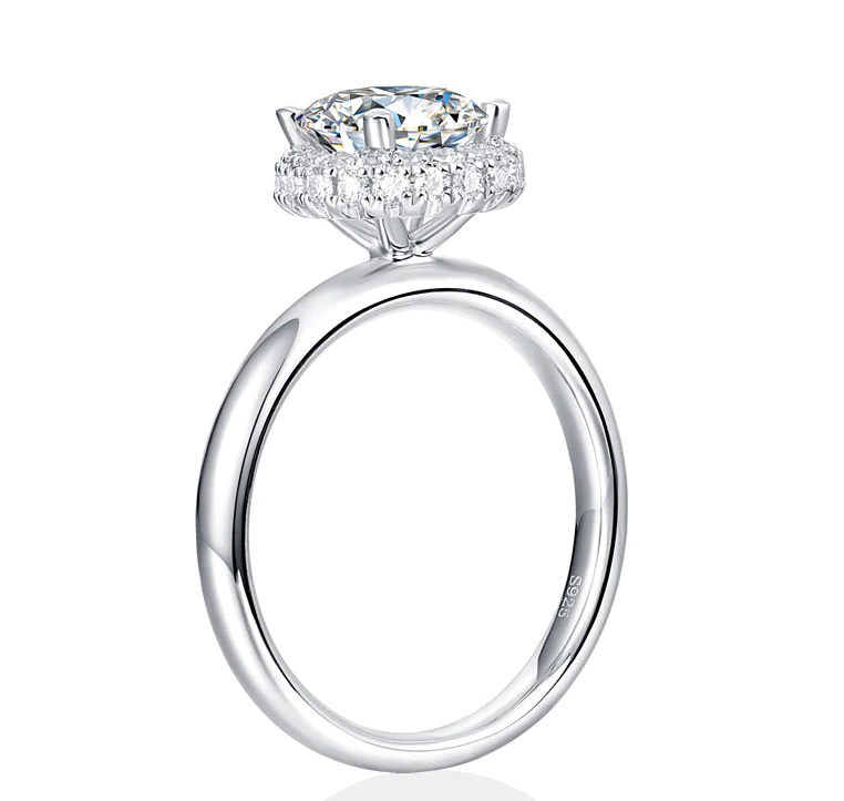 Fashionable Halo Diamond Ring
